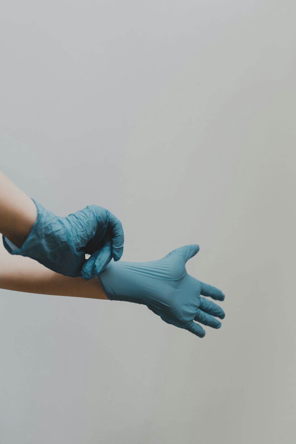 Mise en place des gants avant une prestation de ménage